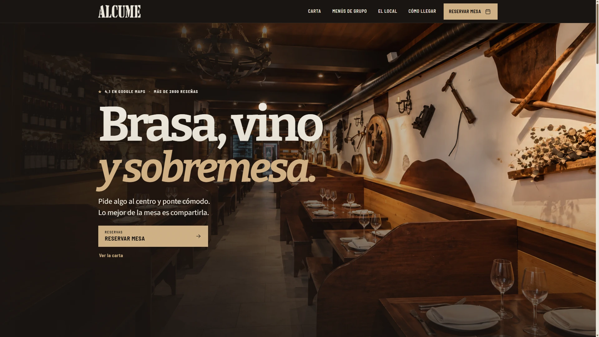 Portada real de Alcume: el comedor de madera, el titular Brasa, vino y sobremesa y los accesos a carta y reserva.