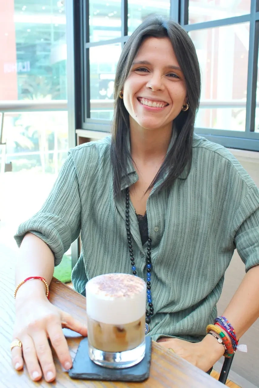 Retrato natural de Gaby sonriendo.