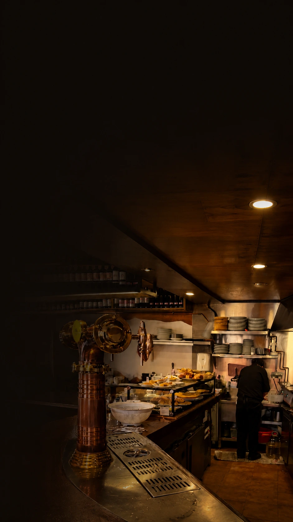Cocina abierta de La Taberna del Chipirón vista desde la barra.